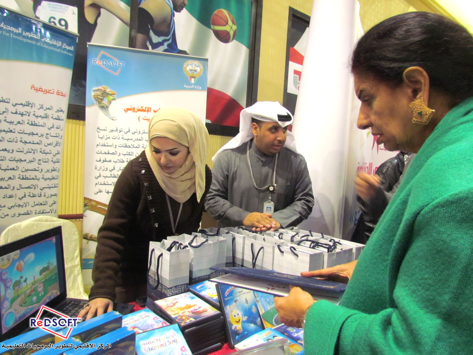 الشيخة شيخة العبدالله تتعرف على إصدار المركز الإقليمي من الكتاب الإلكتروني لصعوبات التعليم 